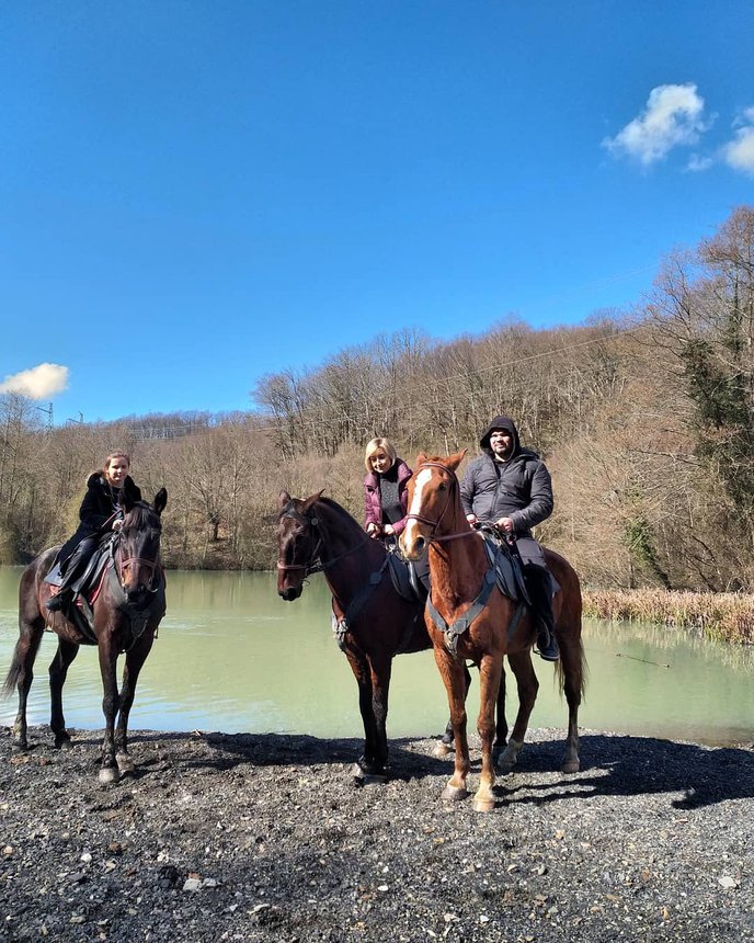 Отдыхайте семьёй: прогулки на лошадях для всех